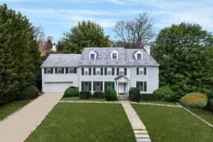 Before-and-after image of tree removal in real estate photo retouching services, enhancing property visibility and curb appeal.
